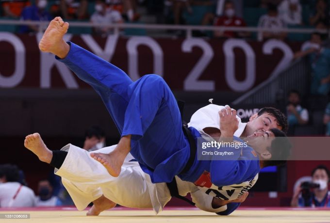 Ogzimga ruscha bering Shimlari va külotlariga siyayotgan ayollarning onlayn pornosini tomosha qiling