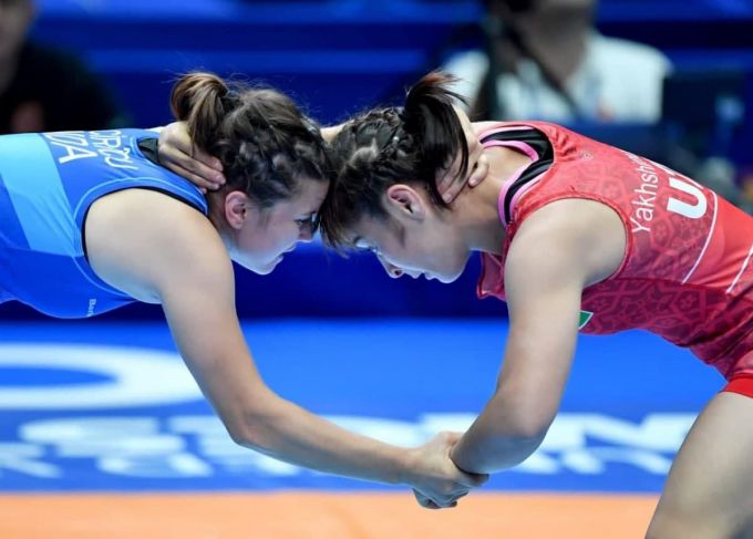 Porno avtobus yubkalar Metroda yalangoch ayollar