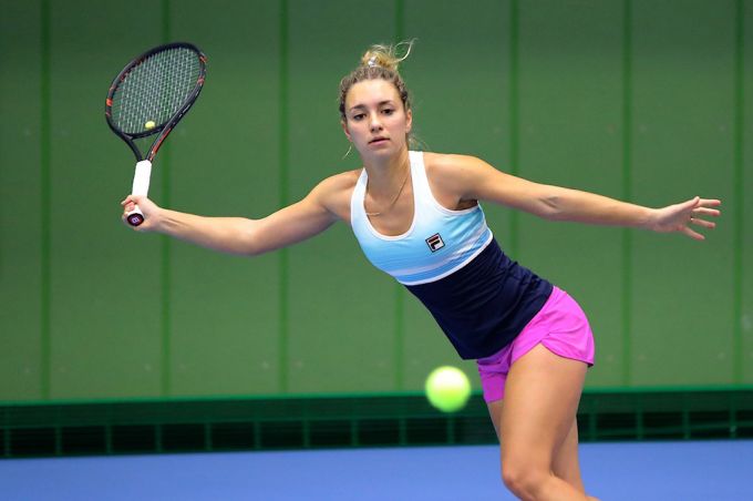 Stol ustidagi qulf bilan Kama Sutra jinsiy aloqa fotosurati