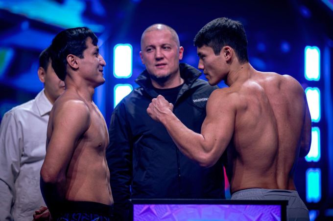 U menga oyoqlarini yalashni buyurdi.