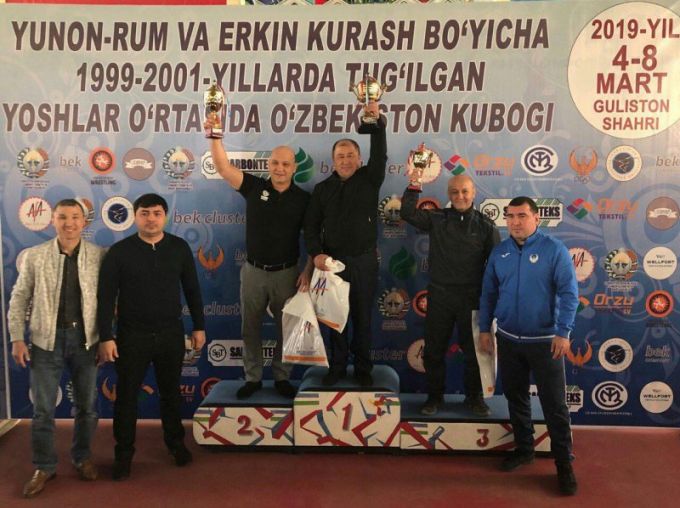 Birinchi marta porno suratga olish Yalangoch erkak nudistlarning videolari